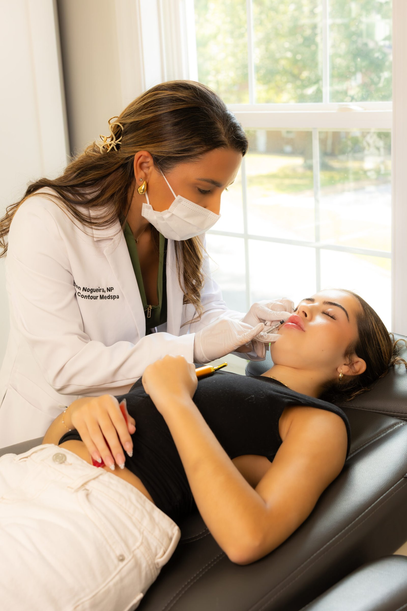 Ellen Nogueira performing an aesthetic procedure at Casa Contour MedSpa and Wellness
