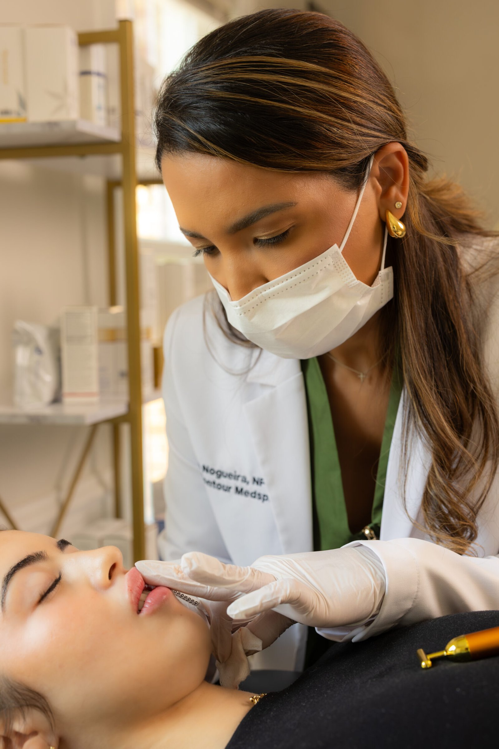 Ellen Nogueira providing personalized aesthetic treatment at Casa Contour